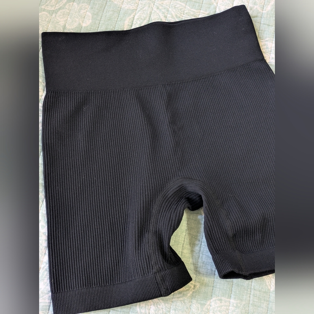 Black Ribbed Workout  Yoga Seamless High Waist Shorts. Size M. NWOT